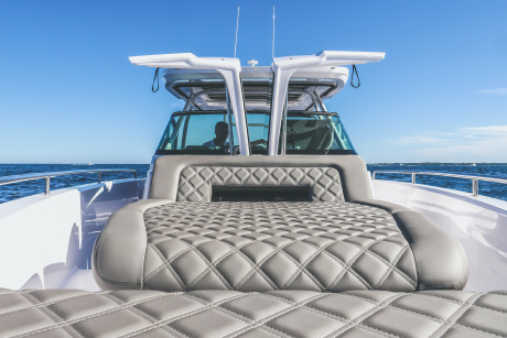 Axopar_37_ST_gallery_Ax_Bain_de_soleil_et_portes__ScaleWidthWzQ2MF0